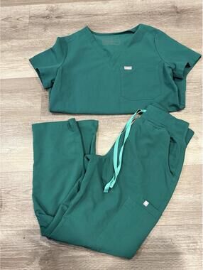 Figs Womens scrub set Fitted Top & Pull Up Jogger Cargo Bottom Green Small